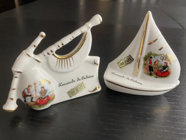 Set 2 piezas de ceramica recuerdo de Cedeira Galicia gaita y barco figuras