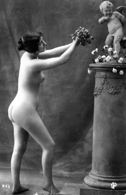CPA Nu artistique 1900 . Offrande à l'angelot. Photo NB