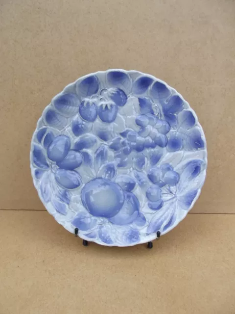 Ancien Grand plat rond en faïence barbotine de Sarreguemines à décor de fruits