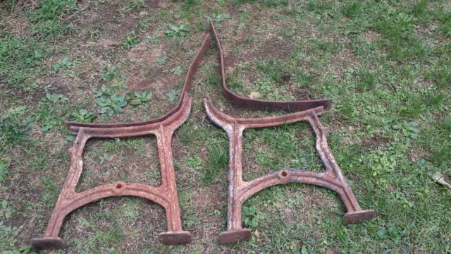 EARLY VINTAGE CAST IRON PARK BENCh ENDS