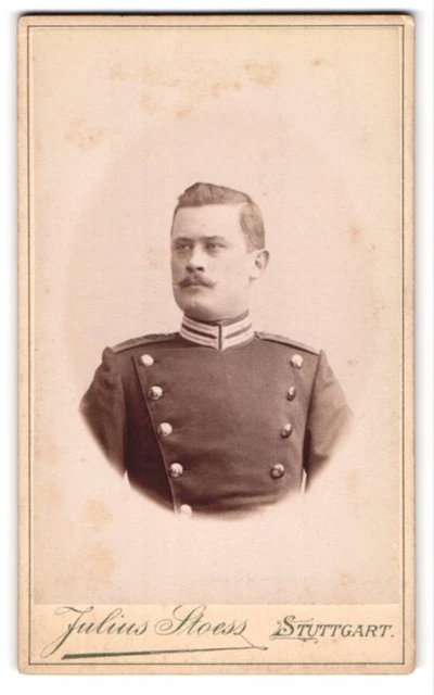 Fotografie Julius Stoess, Stuttgart, Eberhardtstraße 47, Uniformierter Garde-Ul
