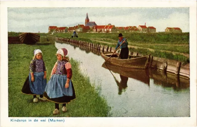 CPA AK Kinderen in de wei MARKEN NETHERLANDS (603995)