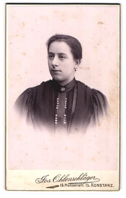 Fotografie Jos. Ohlenschläger, Konstanz, Hussenstr. 15, Junge Dame im modischen