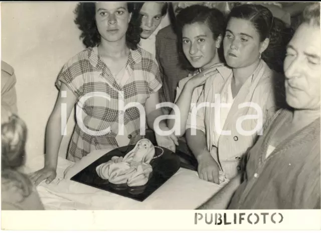 1953 SIRACUSA Fedeli presso la Madonna piangente di Antonietta GIUSTO *Foto