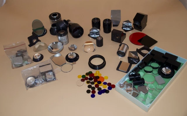 Colección de diferentes prismas, lentes, espejos y mucho más vintage