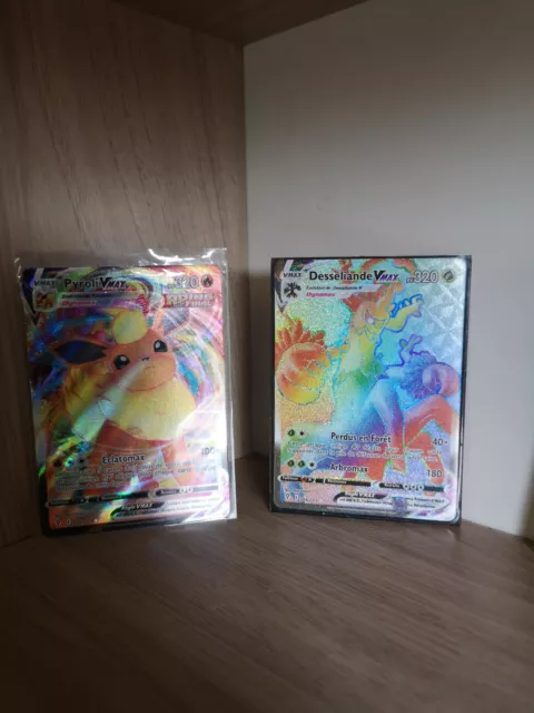 Lot De 2 Cartes Pokémon PYROLI VMAX et DÉSSÉLIANDE VMAX RAINBOW