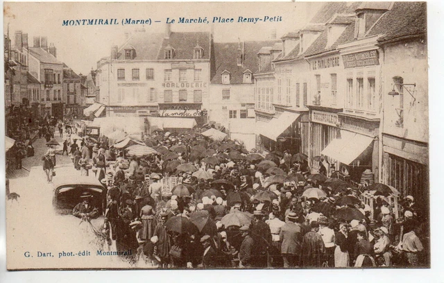 MONTMIRAIL - Marne - CPA 51 - Place Remy Petit - la foule au marché