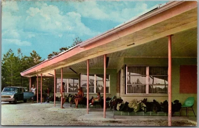 1950s WEEKI WACHEE SPRING, Florida Postcard "THE MERMAID MOTEL" Roadside Unused