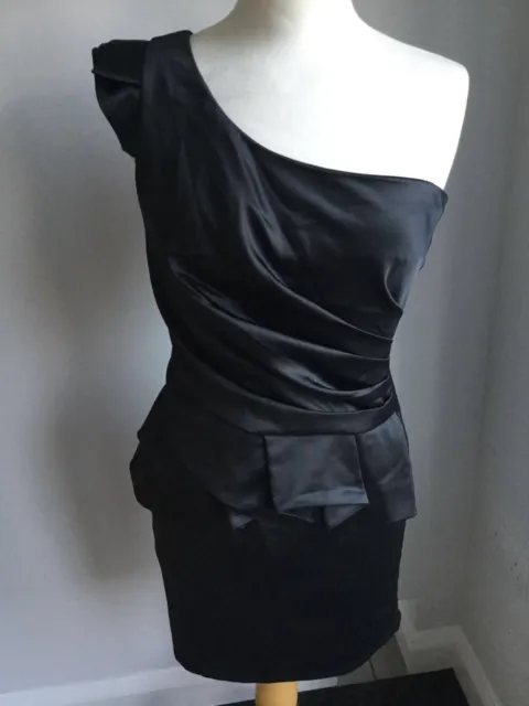 Robe noire à une épaule pour femme Lipsy taille 10. Tout neuf avec étiquettes.
