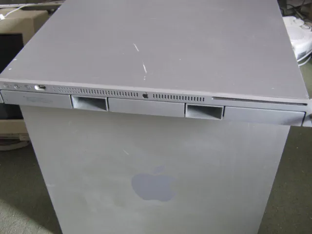 Apple Xserve 1,1 (late 2006) 2.0GHz dual core, dual processor, 2GB RAM, 80GB HDD