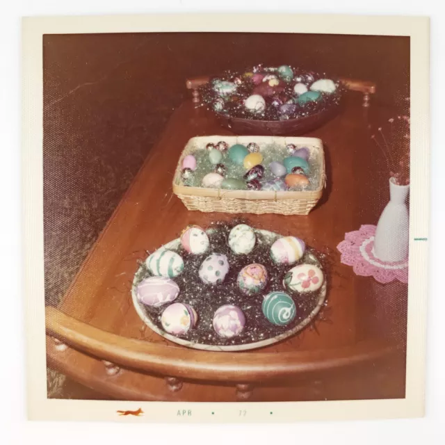 Foto de bodegones de huevo de Pascua década de 1970 vintage cesta de color mesa instantánea arte D971