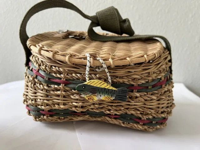 https://www.picclickimg.com/2CQAAOSwmoZl4J2L/Decorative-Fishing-Creel-Wicker-Basket-w-Strap.webp