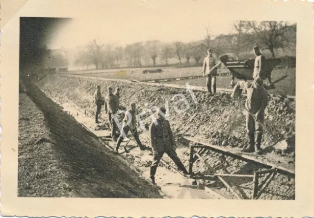 Foto WK II Wehrmacht 10 Panzerdivision Soldaten Arbeiter Quartier K1.99