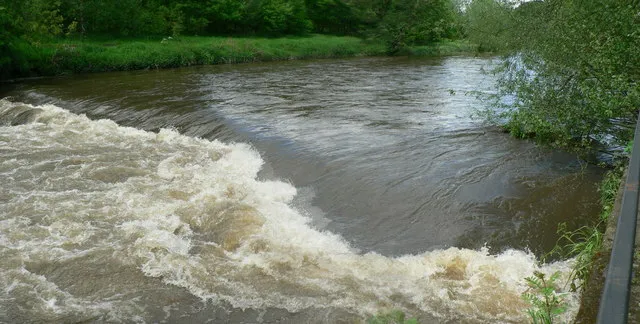 Photo 6x4 Weir in flood on the River Aire, Kirkstall Upper Armley The Riv c2006