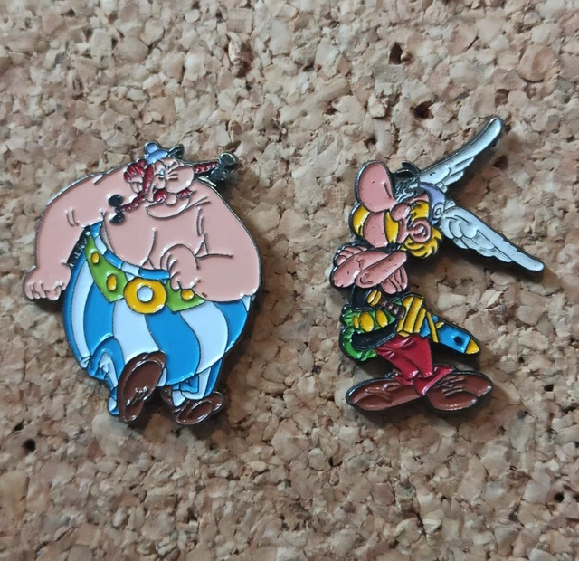 Pin's Asterix / Idefix - dauphin (signé 1991 Parc Astérix Goscinny