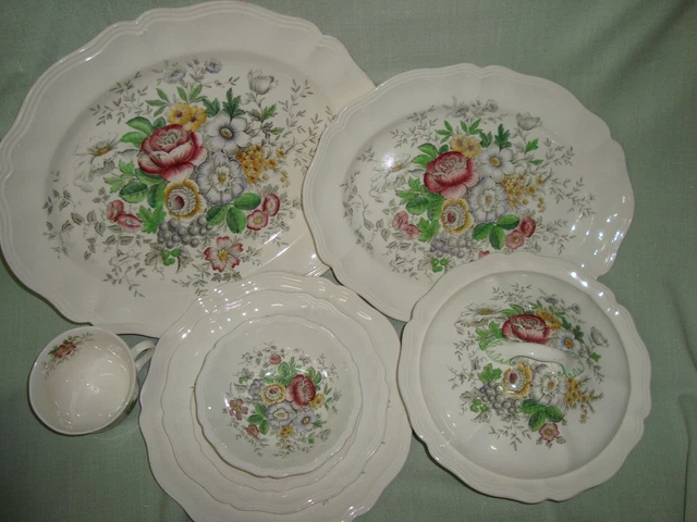 ROYAL DOULTON Malvern D6197 Pieces of a Dinner Set Beautiful