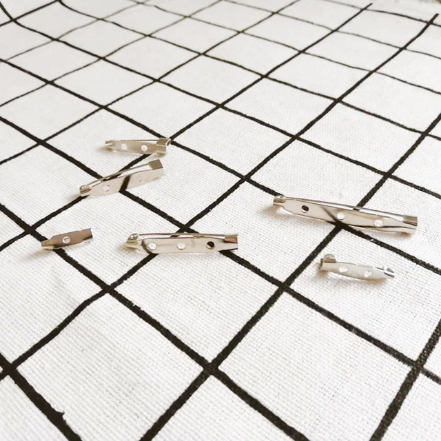 200 piezas 4 cm broche de plata barra trasera tres agujeros agujas de seguridad