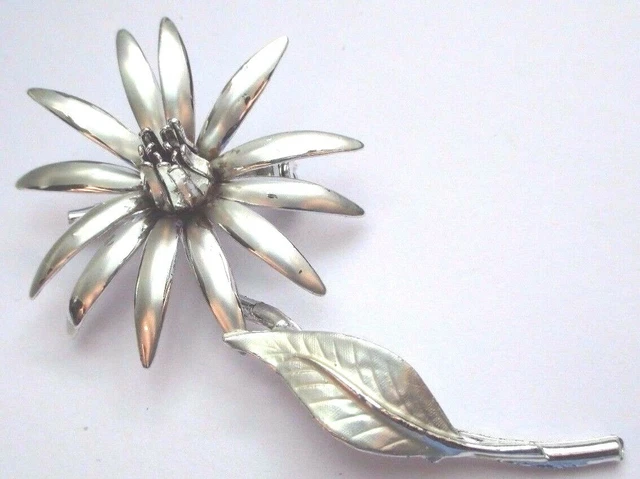 Broche Bijou Vintage Fleur Finement Gravée En Relief Ajouré - Couleur Or - Occasion Parfait État