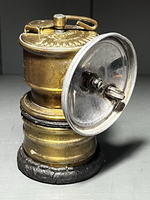 Premium Photo | Retro carbide lamp on a vintage bicycle