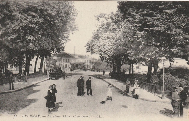 CPA 51 EPNAY La Place Thiers et la Gare