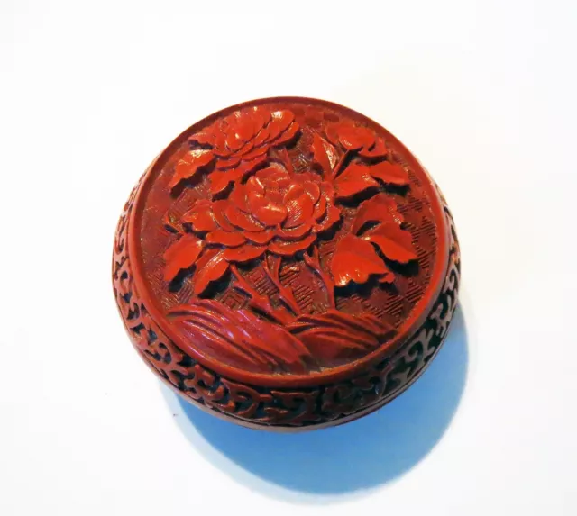 Old Chinese RED CINNABAR SNUFF OPIUM BOX - MASTER HAND CARVED