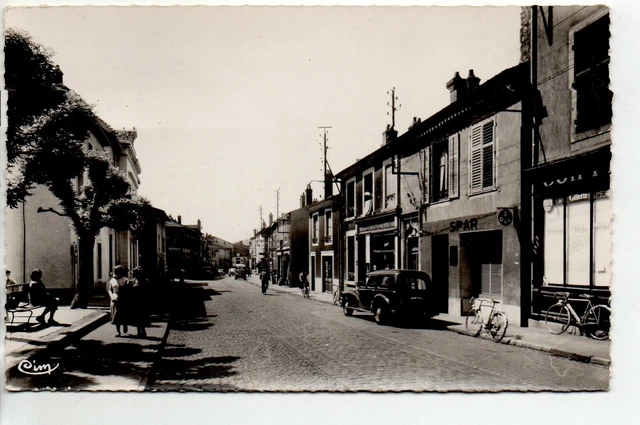 NEUVES MAISONS - Meurthe et Moselle - CPA 54 - Rue du Capitaine Caillon Voiture