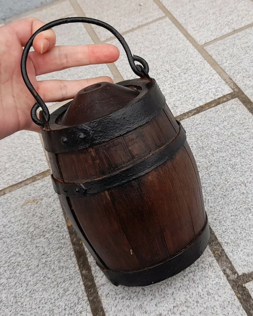 Mètre ruban à coudre ancien, petit moulinet de pêche en bois, ruban en