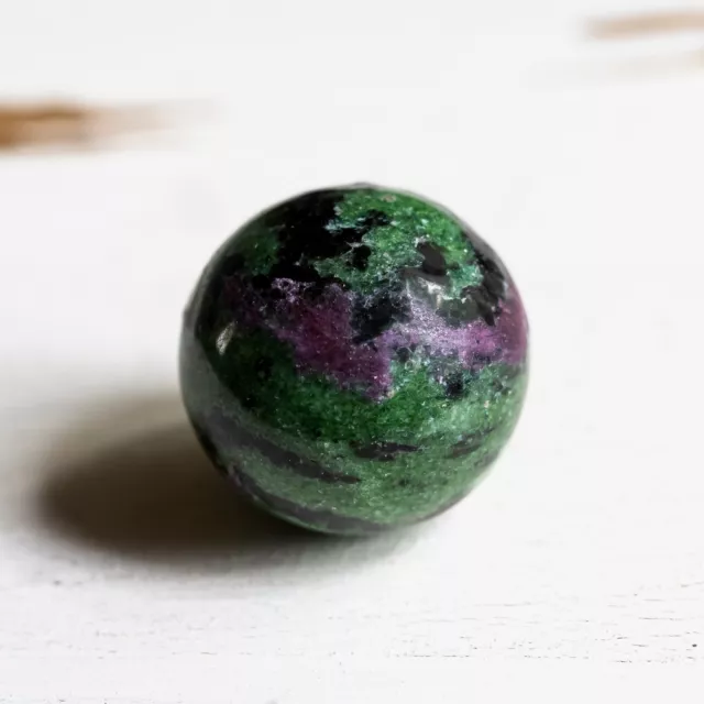 Boule RUBIS ZOISITE 25 mm Pierre naturelle Lithothérapie Sphère Énergie