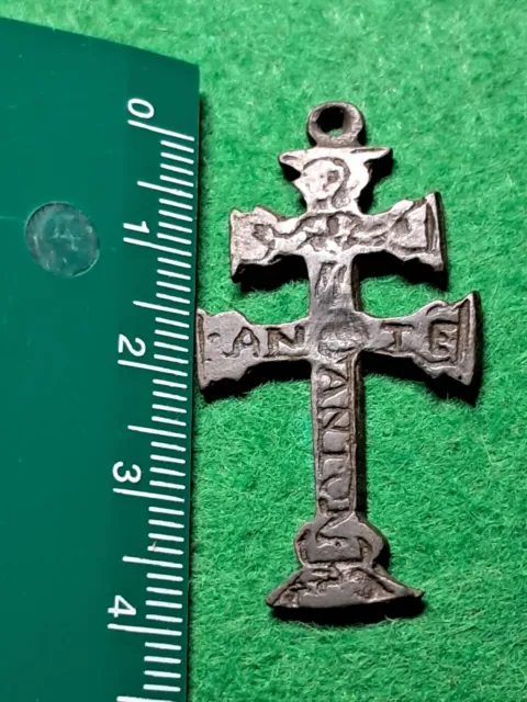 Cruz de Caravaca S. XVII tallada San Anton
