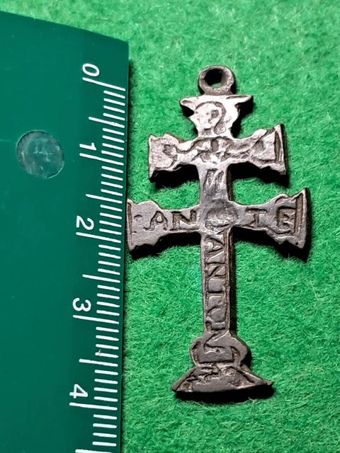 Cruz de Caravaca S. XVII tallada San Anton