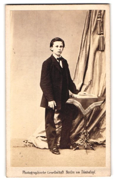 Fotografie Photographische Gesellschaft, Berlin, am Dönhofsplatz, Knabe im Anzu