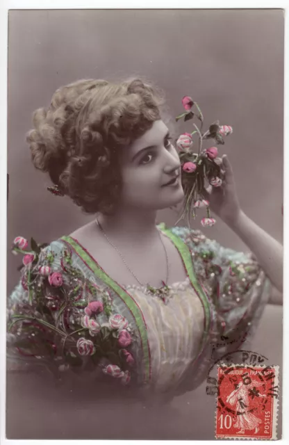 CPA - Charme, beauté, femme. Portrait fleuri.