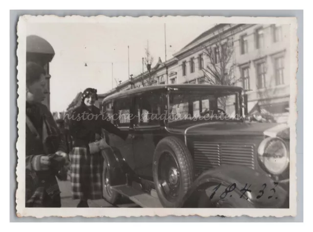 2 Frauen neben Auto 1933 - altes Foto