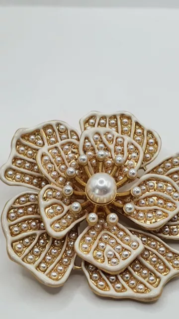 Stunning Oscar De La Renta Gold Tone Swarvoski Pearl Flower Brooch