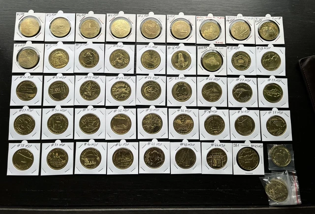 Lot de 84 medailles touristiques