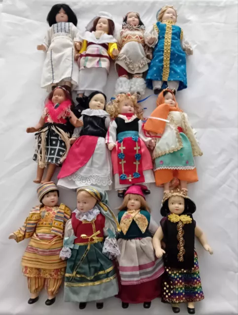 Vends lot de 12 poupées du monde en porcelaine,différents Modèles.