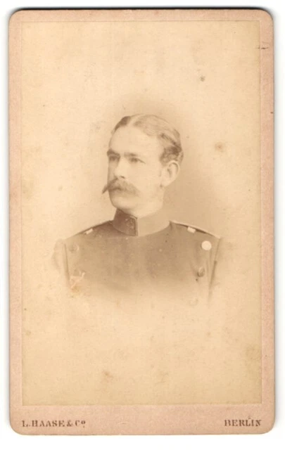 Fotografie L. Haase & Comp., Berlin, Portrait eines schönen Soldaten in Uniform