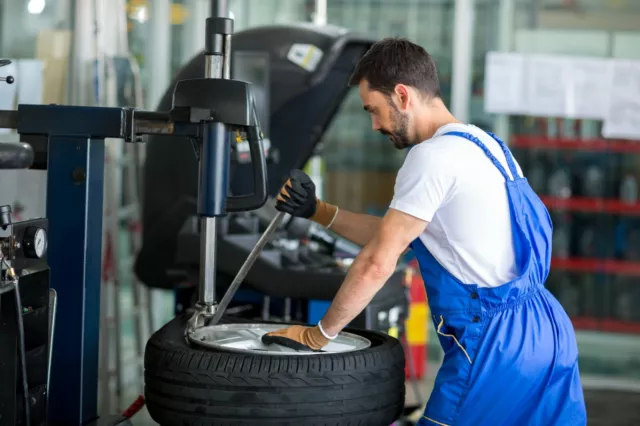 Servizio di montaggio pneumatici per 1 gomme da 18 pollici (31604-MA18-1)