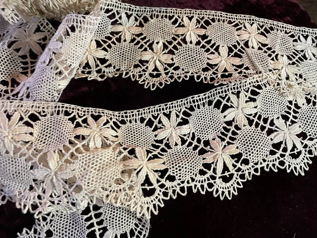 Ancienne Dentelle En Application - 4 Mètres De Long Sur 4 Cm De Large, Neuve Sans Marque