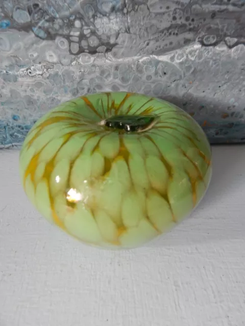 Presse papier pomme en verre de murano tâcheté vintage