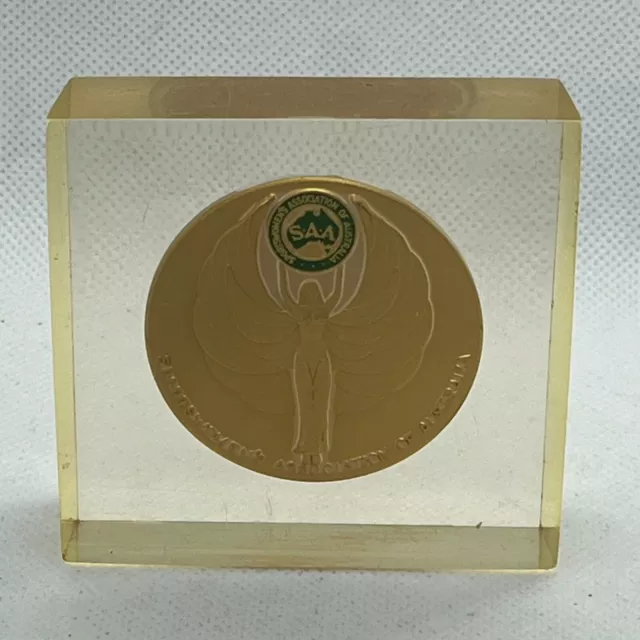 Sportswomen's Association  Australia Medal in Paperweights Glass (ISW220117/K1)