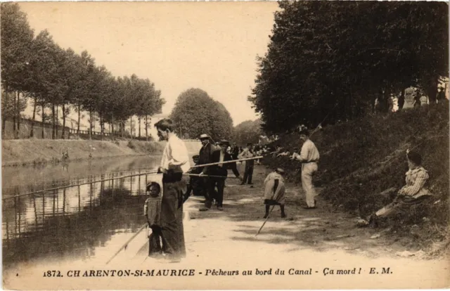 CPA Charenton Pecheurs au bord du Canal FRANCE (1337950)