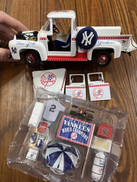 Danbury Mint Die Cast Metal 1:24 New York Yankees Pick-Up Truck  W/ Accessories