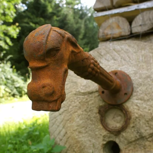 Wasserspeier, Brunnenauslauf, Brunnen - Fabelwesen Gargoyle als Speier