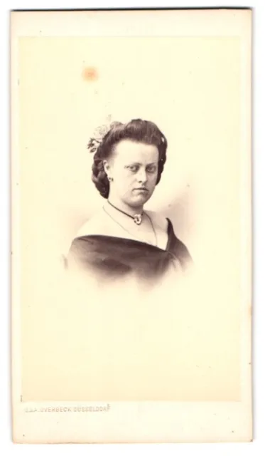 Fotografie G. & A. Overbeck, Düsseldorf, Dame im schulterfreien Kleid mit Halsk