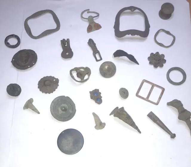 Lot divers objets antiques, médiévaux, romains