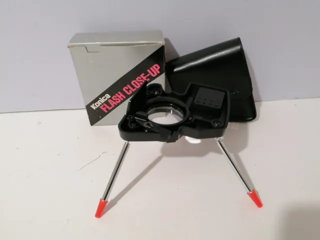 Accesorio de primer plano con flash para cámara Konica en caja con estuche protector negro