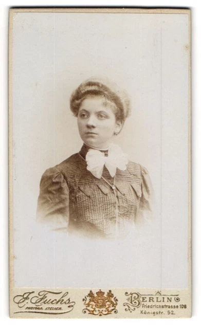 Fotografie J. Fuchs, Berlin, Friedrichstr. 108, Königstr. 52, Junge Dame in hüb