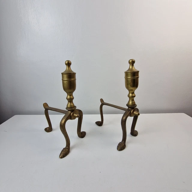 Coppia di cani da fuoco vintage in ottone ornati piedi andiron in buone condizioni H 9,5