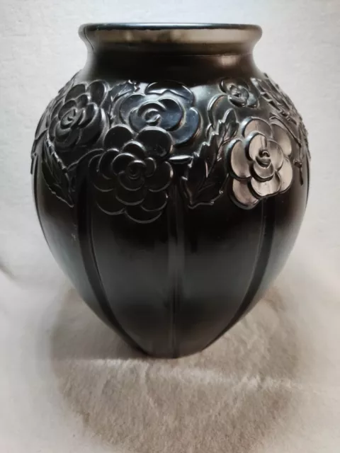 Ancien vase en verre moulé peint noir style art déco floral fleurs